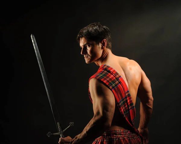 Der heiße Soldat trägt ein Highlander-Outfit — Stockfoto