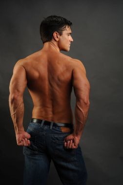 yakışıklı adam uzanıyor