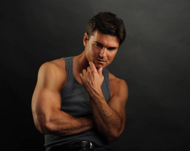 Yakışıklı adam bir tişört giyiyor