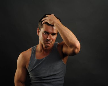 Yakışıklı adam bir tişört giyiyor