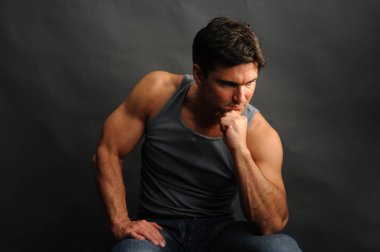 Yakışıklı adam bir tişört giyiyor