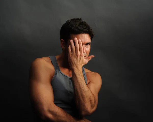 El hombre guapo lleva una camiseta sin mangas. —  Fotos de Stock