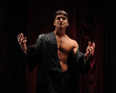 Karanlık savaşçı bekliyor