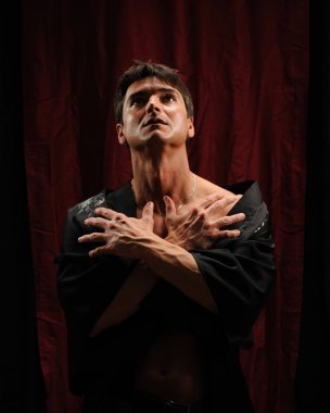 Karanlık savaşçı bekliyor