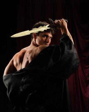 Karanlık savaşçı bekliyor