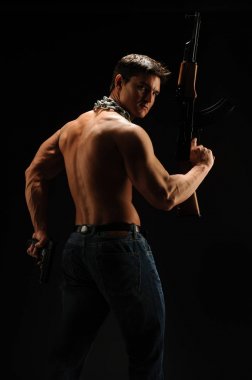 Sert biri savaşa hazır.