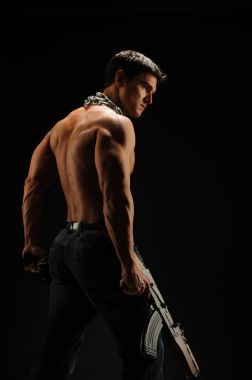 Sert biri savaşa hazır.