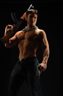 Sert biri savaşa hazır.