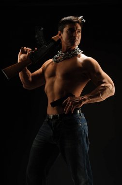 Sert biri savaşa hazır.