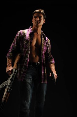 Sert biri savaşa hazır.