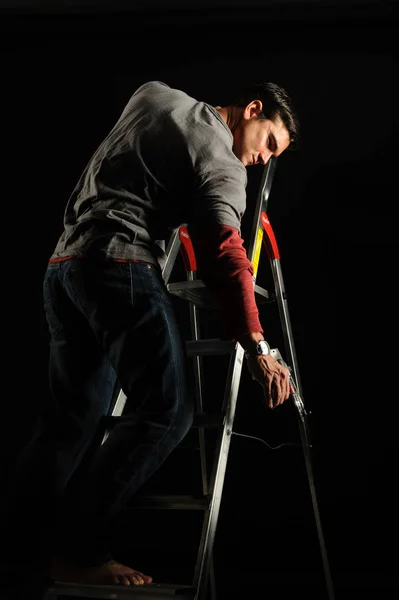 The construction man holds a pistol — Stock Photo, Image