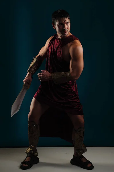 Der hübsche Gladiator wartet auf den Kampf — Stockfoto