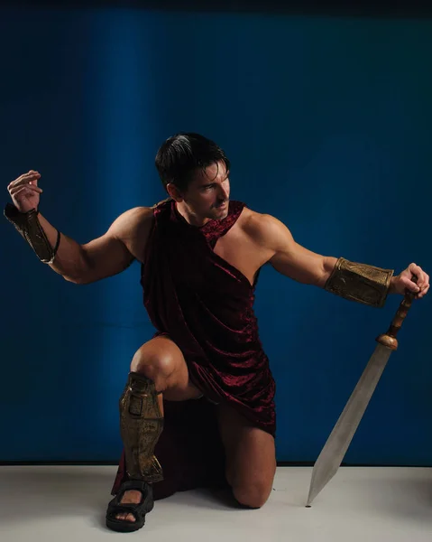 El gladiador guapo espera batalla — Foto de Stock