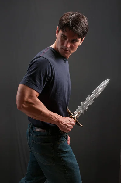 O guerreiro assustador está segurando uma espada — Fotografia de Stock