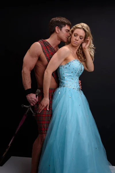 De knappe highlander met zijn prinses — Stockfoto