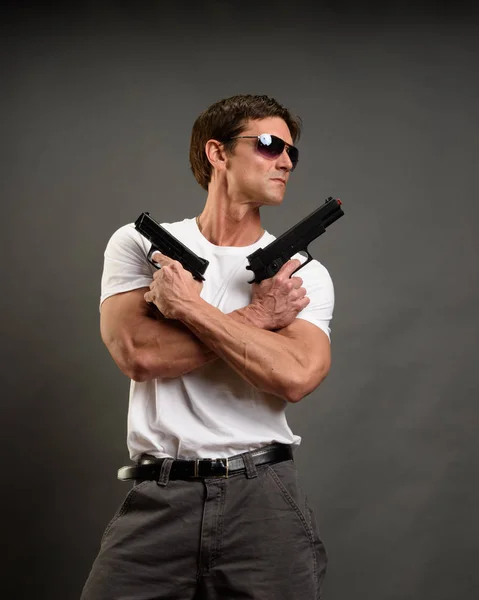 Der sexy Mann hält eine Pistole — Stockfoto