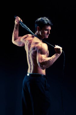 yakışıklı savaşçı onun aşk bekliyor