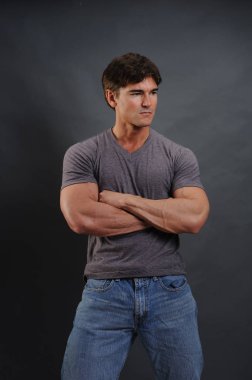 Kaslı adam çok güçlü arıyor