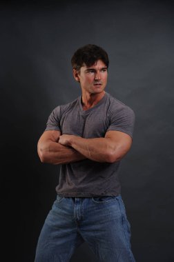 Kaslı adam çok güçlü arıyor