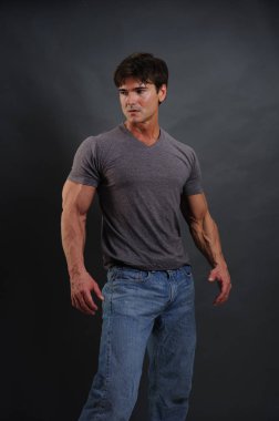 Kaslı adam çok güçlü arıyor