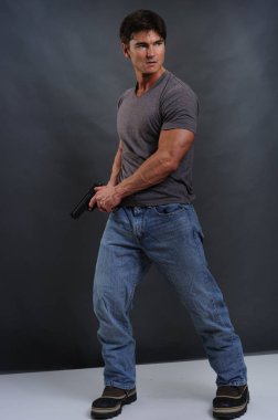 Kaslı adam çok güçlü arıyor