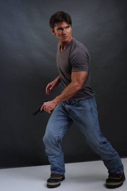 Kaslı adam çok güçlü arıyor