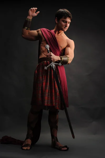 L'amorevole highlander mostra i suoi muscoli — Foto Stock