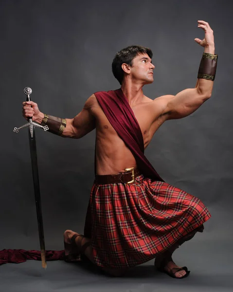 The loving highlander shows his muscles — Stock Photo, Image