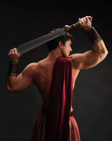 De liefdevolle highlander toont zijn spieren — Stockfoto