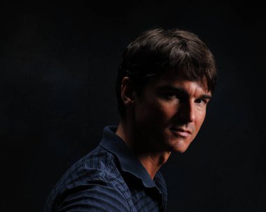 Yakışıklı beyefendi görünüyor