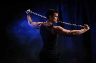 Yakışıklı adam bir zincir tutar