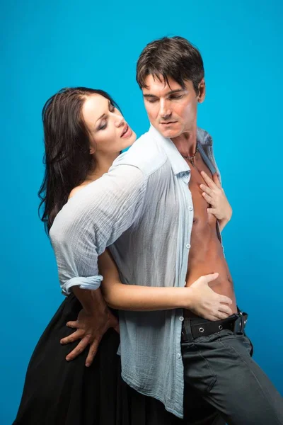 The attractive couple is in an embrace — Stock Photo, Image