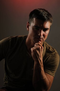 derin düşüncelere dalmış sıcak ordu adamdır