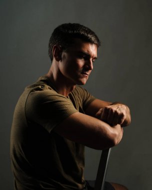 derin düşüncelere dalmış sıcak ordu adamdır