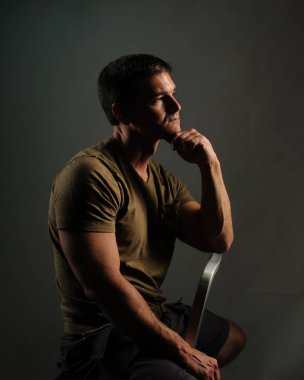 derin düşüncelere dalmış sıcak ordu adamdır