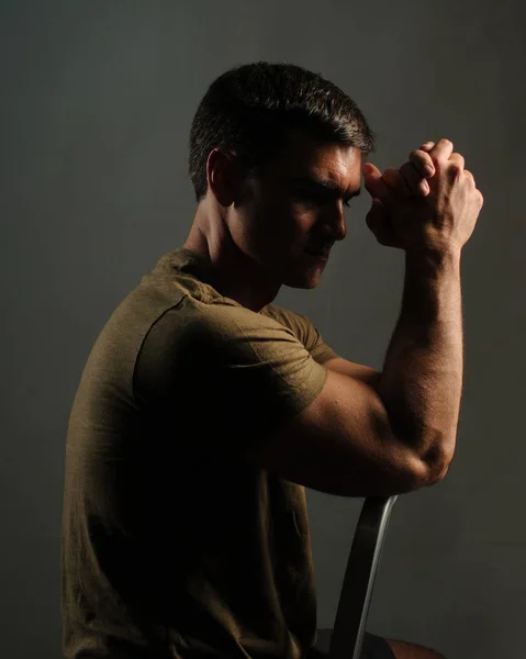 Der heiße Mann der Armee ist tief in Gedanken verwurzelt — Stockfoto