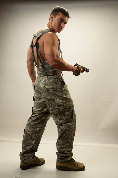 Горячий солдат готовится к битве
