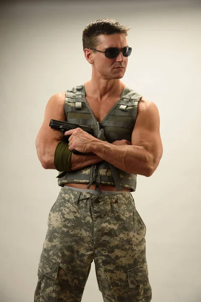 The hot soldier prepares for battle — Stock Photo, Image