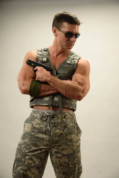 The hot soldier prepares for battle — Stock Photo, Image