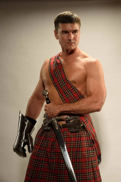 Der gutaussehende Highlander erwartet — Stockfoto