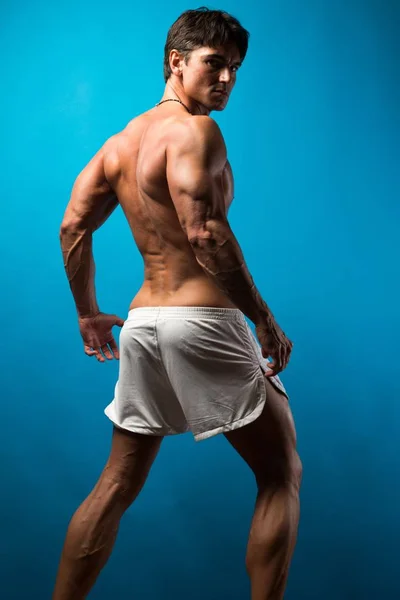 Der Muskelmann in kurzen Hosen — Stockfoto