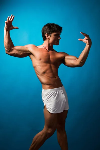 The muscle man in shorts — Stock Photo, Image