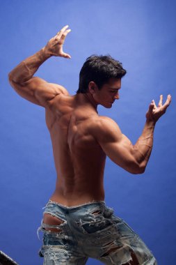 Seksi adam sanatsal bir poz yok