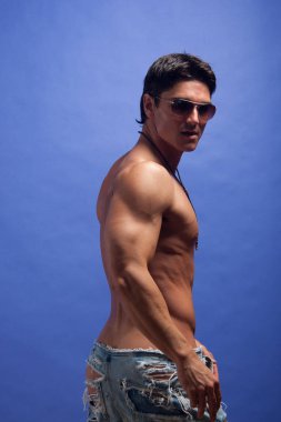 Seksi adam sanatsal bir poz yok