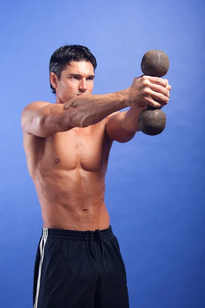 Un hombre haciendo ejercicio — Foto de Stock