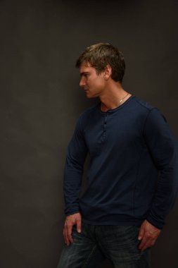 sevgi dolu gözlerle sevimli adam görünüyor