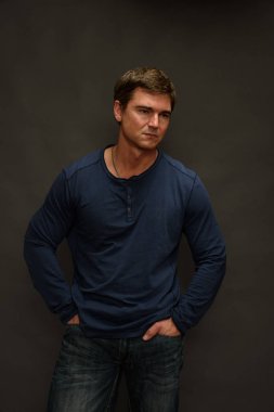 sevgi dolu gözlerle sevimli adam görünüyor