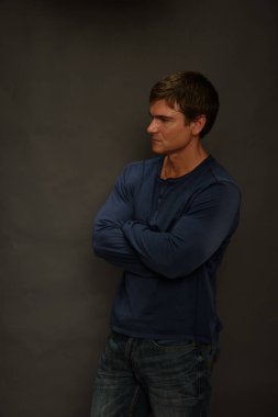 sevgi dolu gözlerle sevimli adam görünüyor