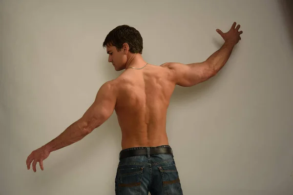 Hombre Sexy Está Flexionando Sus Músculos —  Fotos de Stock