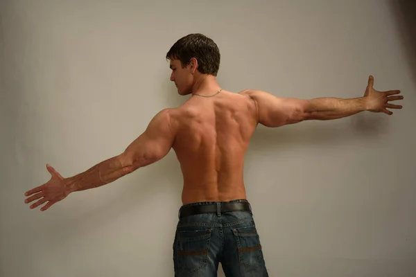 Hombre Sexy Está Flexionando Sus Músculos — Foto de Stock